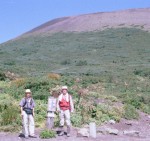 �R���͋߂��Ɍ����邪